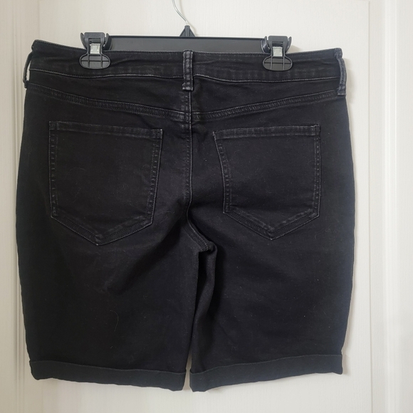 SO Size Jrs 15 / 32 Black Low Rise Bermuda Denim Shorts, Cuffed Hem, Gently Used - Picture 2 of 11